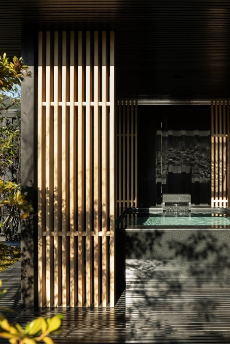 テラスに設置された東屋内の露天風呂は全天候対応型