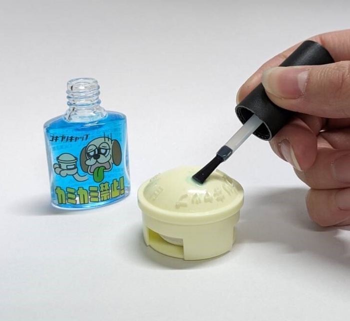 カミカミ禁止!をゴキブリキャップに塗る様子