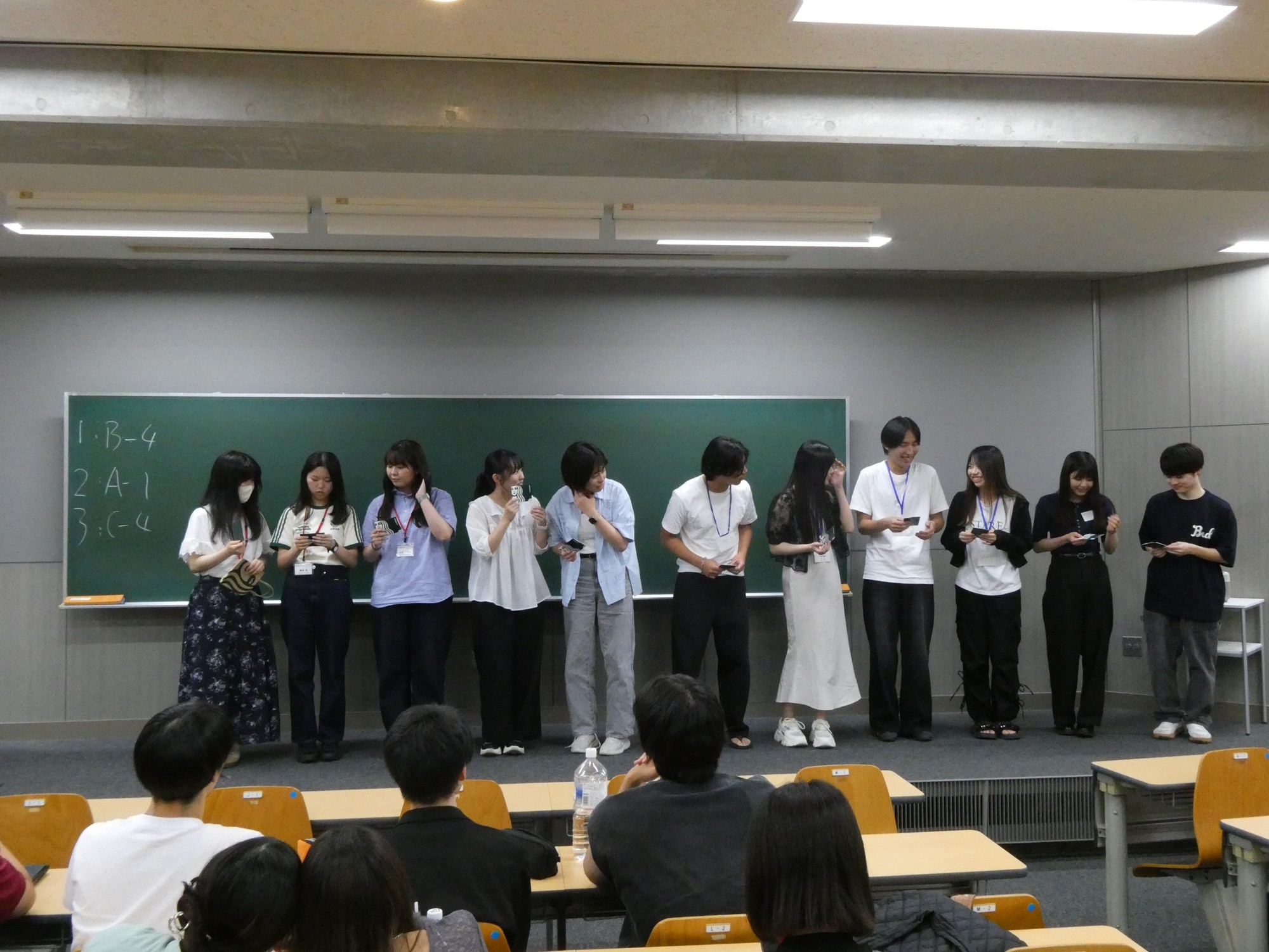 最優秀に選ばれて表彰を受けた班の学生たち。右から3番目から6番目までが川島ゼミの学生