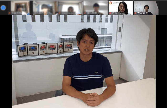 写真説明:<代表中西の話を真剣に聞く内定者>