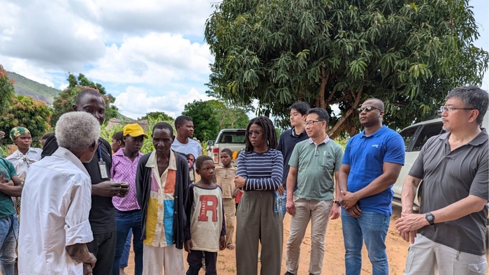 対象候補のコミュニティーでの農家インタビュー_画像一番右が花井CPO