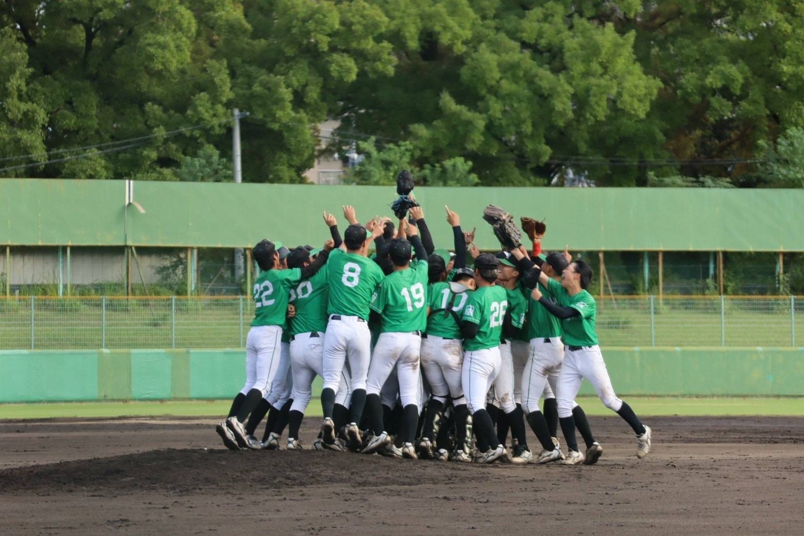 2部優勝が決まりマウンドに駆け寄る理大の選手たち