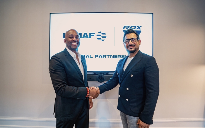 左:IMMAF 会長 Kerrith Brown 右:RDX® SPORTS 最高マーケティング責任者 Ray Qudos