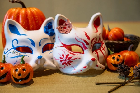 和の仮装で楽しむハロウィン 狐面絵付け体験と特製デザートを提供