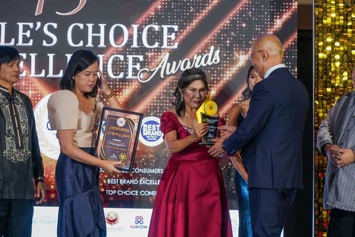 授賞式でトロフィーを受け取るQQEnglish代表の藤岡頼光の様子