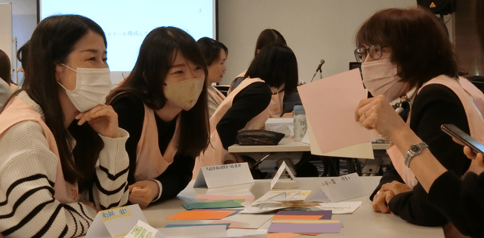 支援について学び合う職員研修でのグループワークの様子