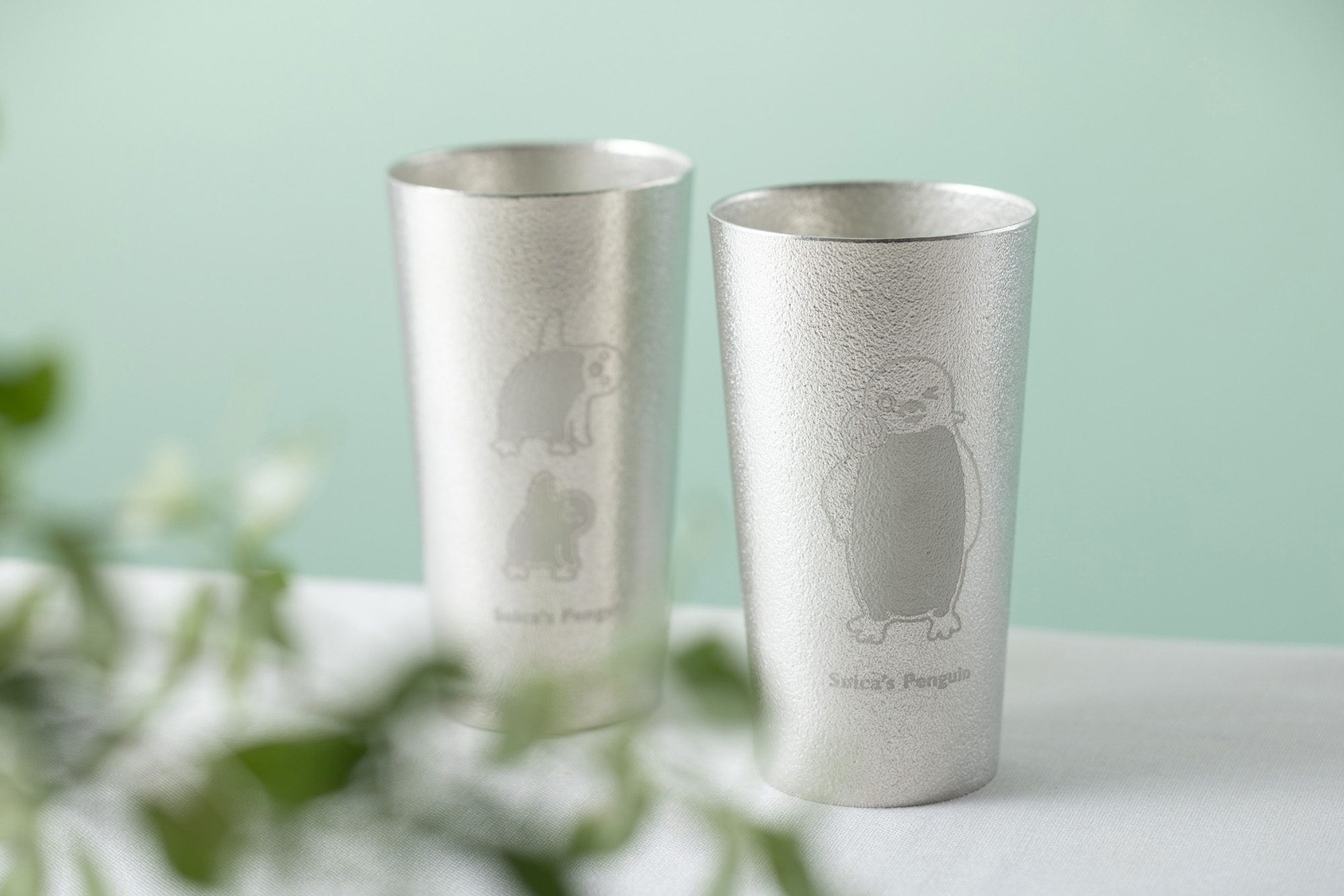 「Suicaのペンギン 錫のビアカップ」  左:ヨガ、右:バラ 各11,000円(税込)