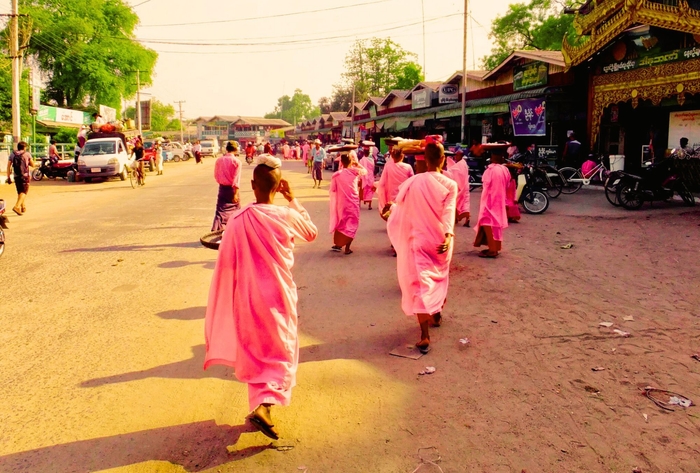 ピンク色の袈裟の僧侶