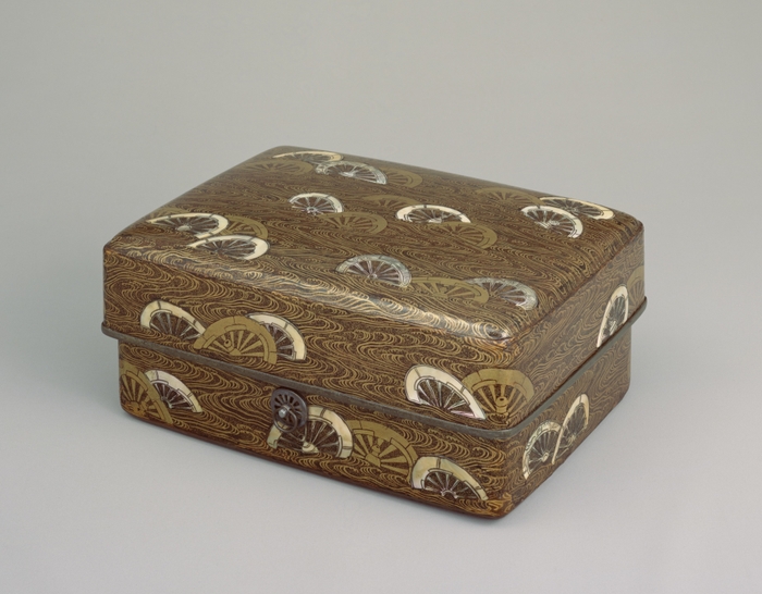 3.片輪車蒔絵螺鈿手箱