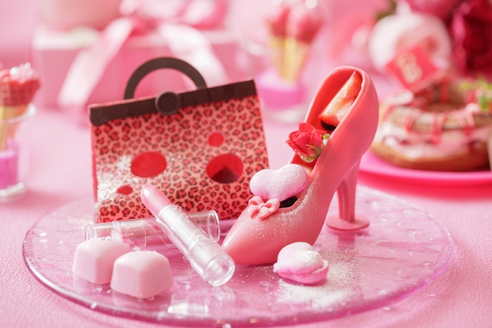 ▲女の子のお洒落必須アイテム“リップ” “バッグ”“ハイヒール”をチョコレートで表現