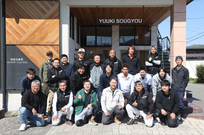 ゆうき総業本社前にて