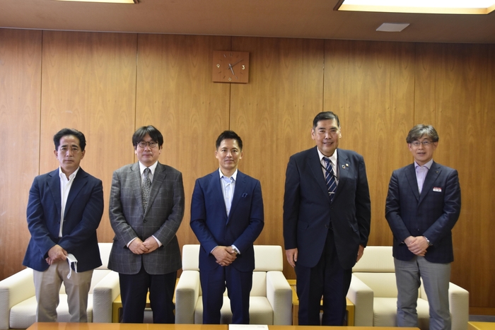 (左から)梅田孝薬学部教授、神野透人薬学部長、野村忠宏特任教授、小原章裕学長、犬飼斉学務センター事務部長