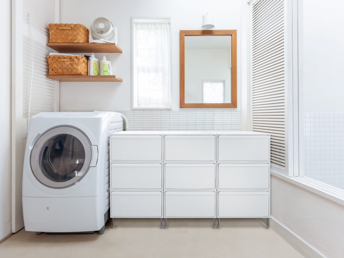 ランドリールームの収納にアジャスター付きでお掃除しやすく