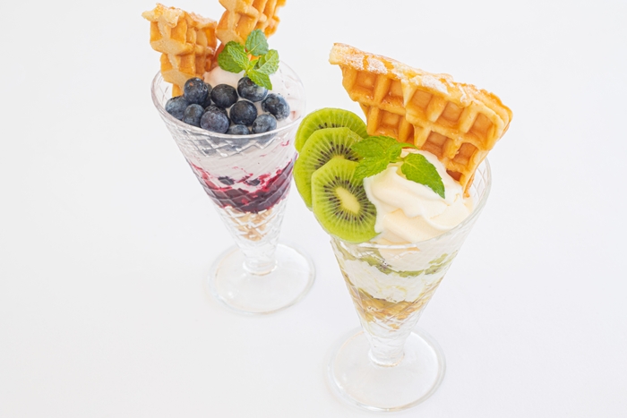 ▲フローズンワッフルパフェ キウイ(右)とブルーベリー(左)