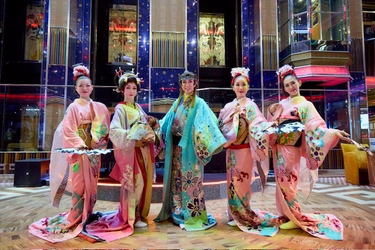 日本を笑顔に！　レプラカン歌劇団が届けるエンターテイメントレビューショー東京公演決定