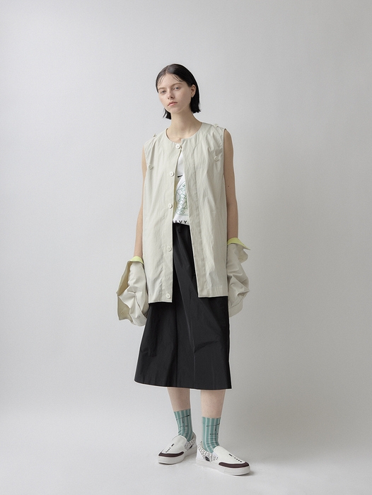 NAVY.WO2024春夏コレクション 【detachable sleeve coat】は袖を取るとデザインジレに変化し夏まで着用可能