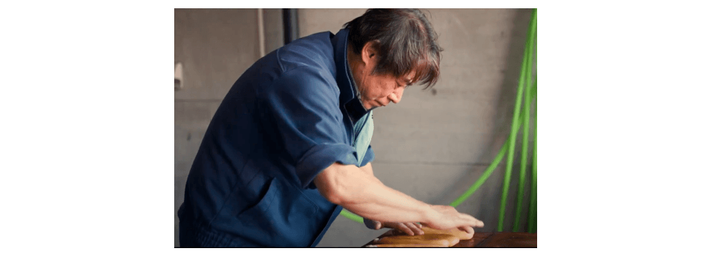 塩漬けしたからすみを一つずつ丁寧に塩出しする川崎代表