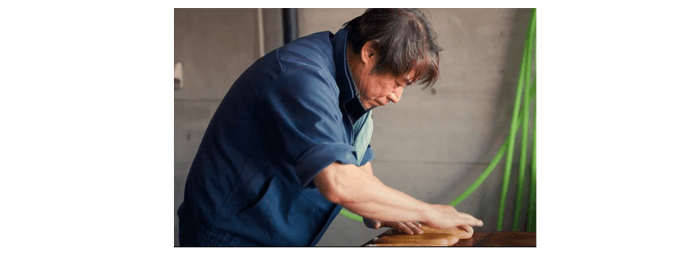 塩漬けしたからすみを一つずつ丁寧に塩出しする川崎代表