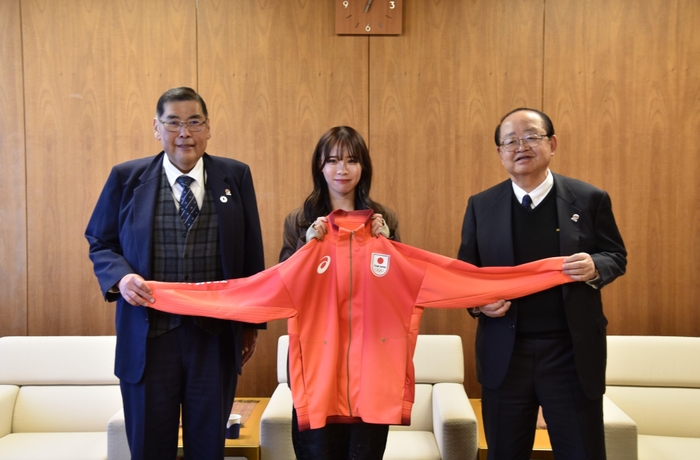 小原学長(左)、立花理事長(右)と懇談した山本選手