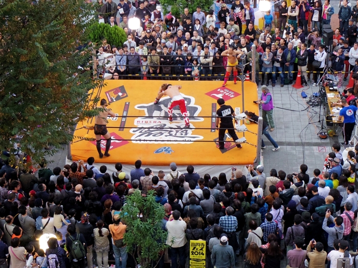 駅前広場のプロレス(昨年度の写真)