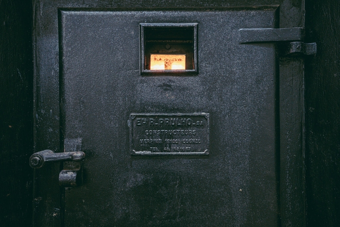 直火蒸留の様子