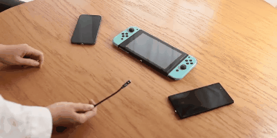 近づけるだけで片手でワンタッチ装着。コネクタを装着しておけば、1本のケーブルであらゆる機種に使い回し可能です。