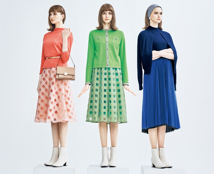 （左）プルオーバー13,200円、スカート 22,000 円  （中央）カーディガン 19,800円  スカート 25,300 円 （右）アンサンブルニット 25,300円 、スカート 35,200円      ※全て税込