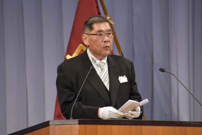 告辞を述べる小原学長