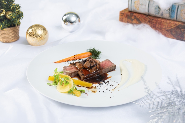 【肉料理】 ⿊⽑和⽜の炭焼き グルマンディースタイル 京かんざし人参のソテー、 ⻩⾊人参のコンフィ、パースニップのピューレ （グレードアップ +4，000円）