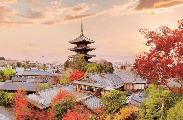 THE SODOH HIGASHIYAMA KYOTOの外観 美しい紅葉の風景 目の前は京都・東山地区のシンボルである八坂の塔