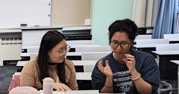 大学院生と学び合うベトナム人留学生(左)