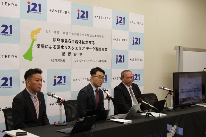 左より　J21 加藤正純 執行役員 ／ J21 岸本賢和 代表取締役CEO ／ アステラ社 日本・韓国エリアマネージャー ハレヴィ・ユヴァル氏
