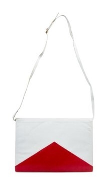 レイン「白と赤のレザー・エンベロープ・クラッチ」 ※写真クレジット:ジュリアンズオークション