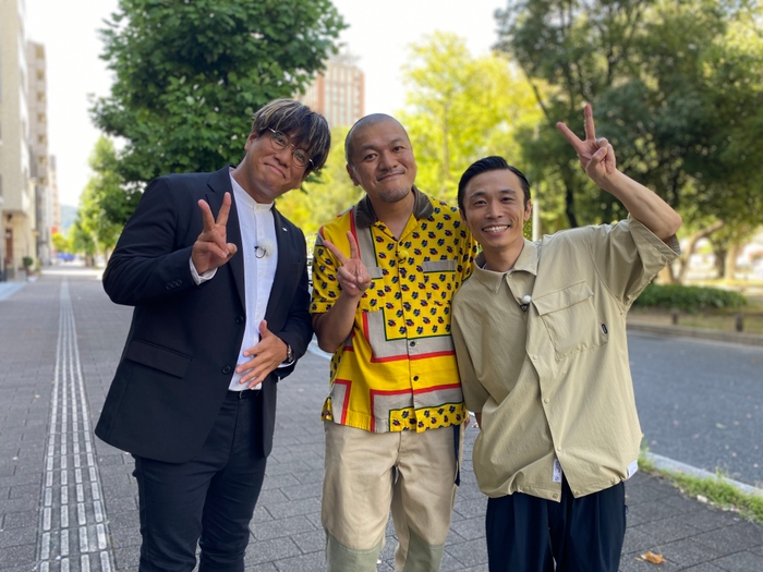 左から 橋沢宏弥(BONDSグループ代表)、竹内まなぶ・石田たくみ(カミナリ)