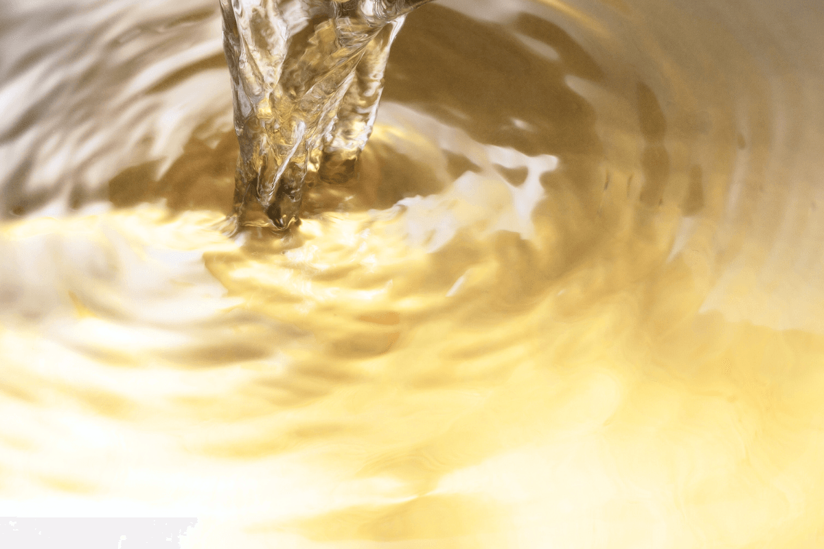 煮詰めて琥珀色になった濃縮にがり