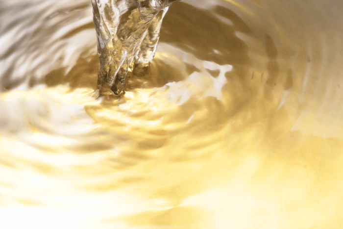 煮詰めて琥珀色になった濃縮にがり