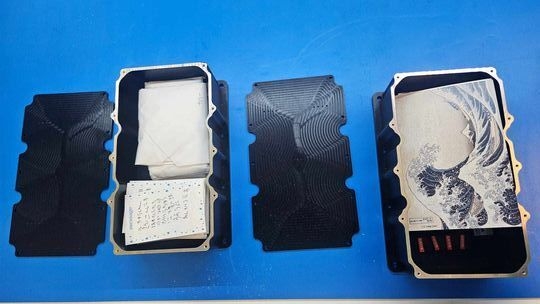 お預かりした大切なメッセージカードやDNAなど(写真提供元:株式会社SPACE NTK)