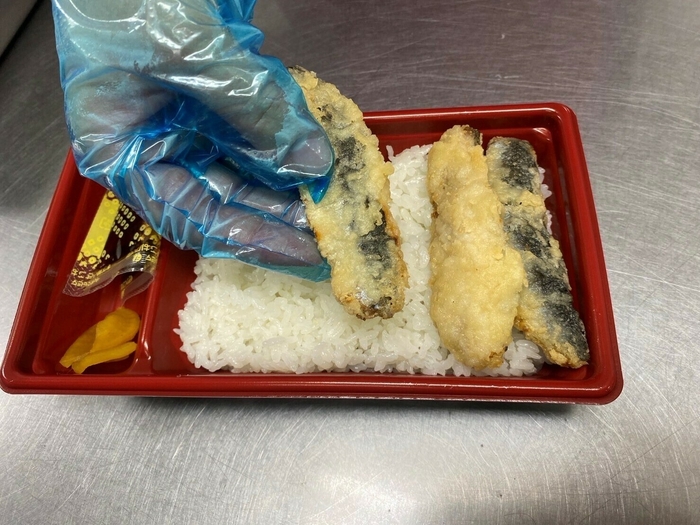 お店で揚げて盛り付け