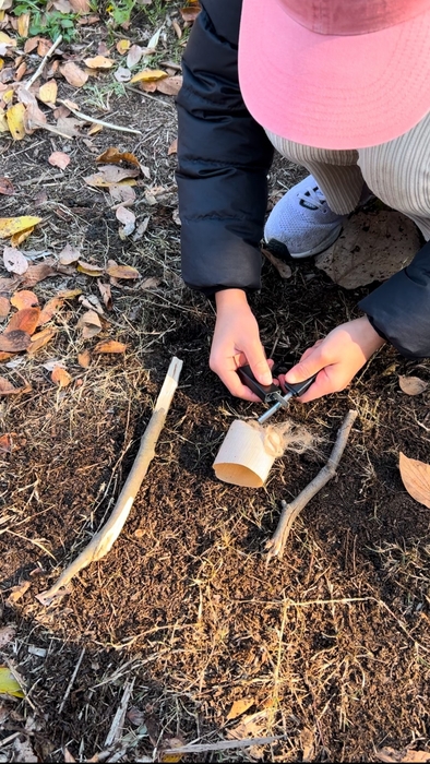 着火剤となる身近なアイテムにファイヤースターター(メタルマッチ)で火をつけます