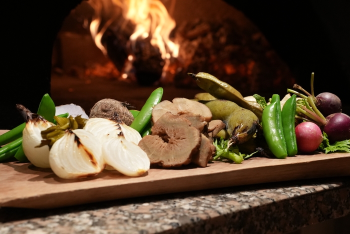 ダイニングディナーに付く、オーガニック野菜のセルフサラダコーナー［一例］