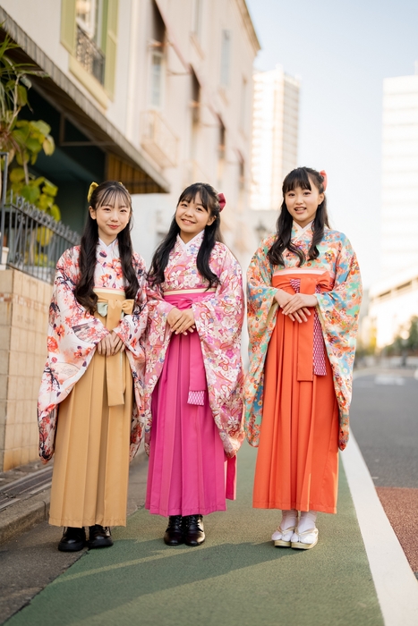 (左)珊瑚色×イエロー (中央)桃色×ピンク (右)千草色×オレンジ 着用