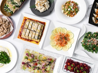 【京都山科 ホテル山楽】和洋6種のメインディッシュ× 季節のデザートプレート3種と絶品デリ＆ サラダバーのハーフブッフェスタイルでご提供！