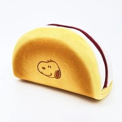 大人女子も大好きなスイーツがモチーフ、スヌーピーのクリームサンドポーチはインパクト抜群！本物が食べたくなるデザインです。