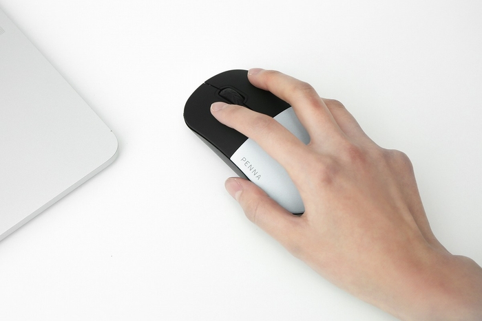 コンパクトなサイズ感(51×102×30mm)で手にぴったりフィット