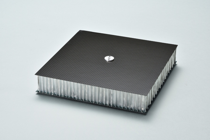 太陽電池パネルに用いるCFRPとアルミハニカムのサンドイッチ構造体