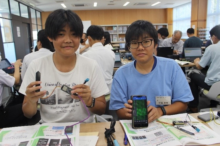 出来上がったデバイスを手に「土壌管理に使ってみたい」と話す星島正英さん(左)と尚幸さん(右)