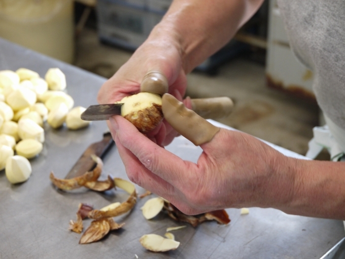 丁寧に手剥きしています