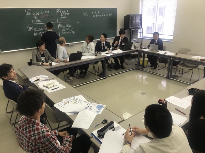 小学生への授業内容を大学講義内で打合せ