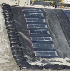 マクニカ、奥村組と遮水シート一体型ペロブスカイト太陽電池の実証試験を開始