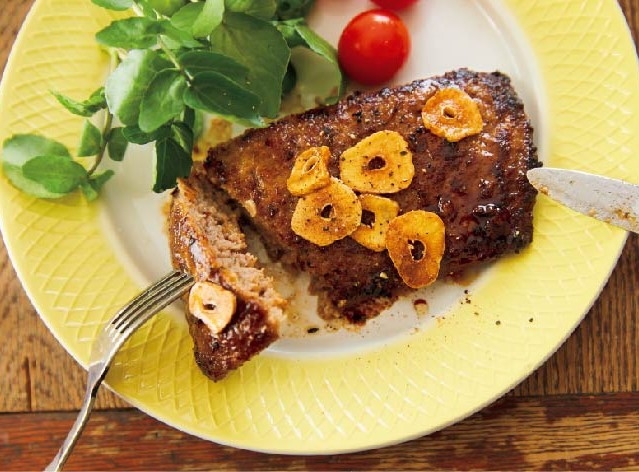 〈ひき肉〉の特売に出会ったら節約チャンス! 玉ねぎ、パン粉などを加えた「冷凍肉だねシート」でストック。  凍ったまま蒸し焼きにした「ひき肉のステーキ ガーリックペッパー風味」は、表面はこんがり、中はジューシー♪